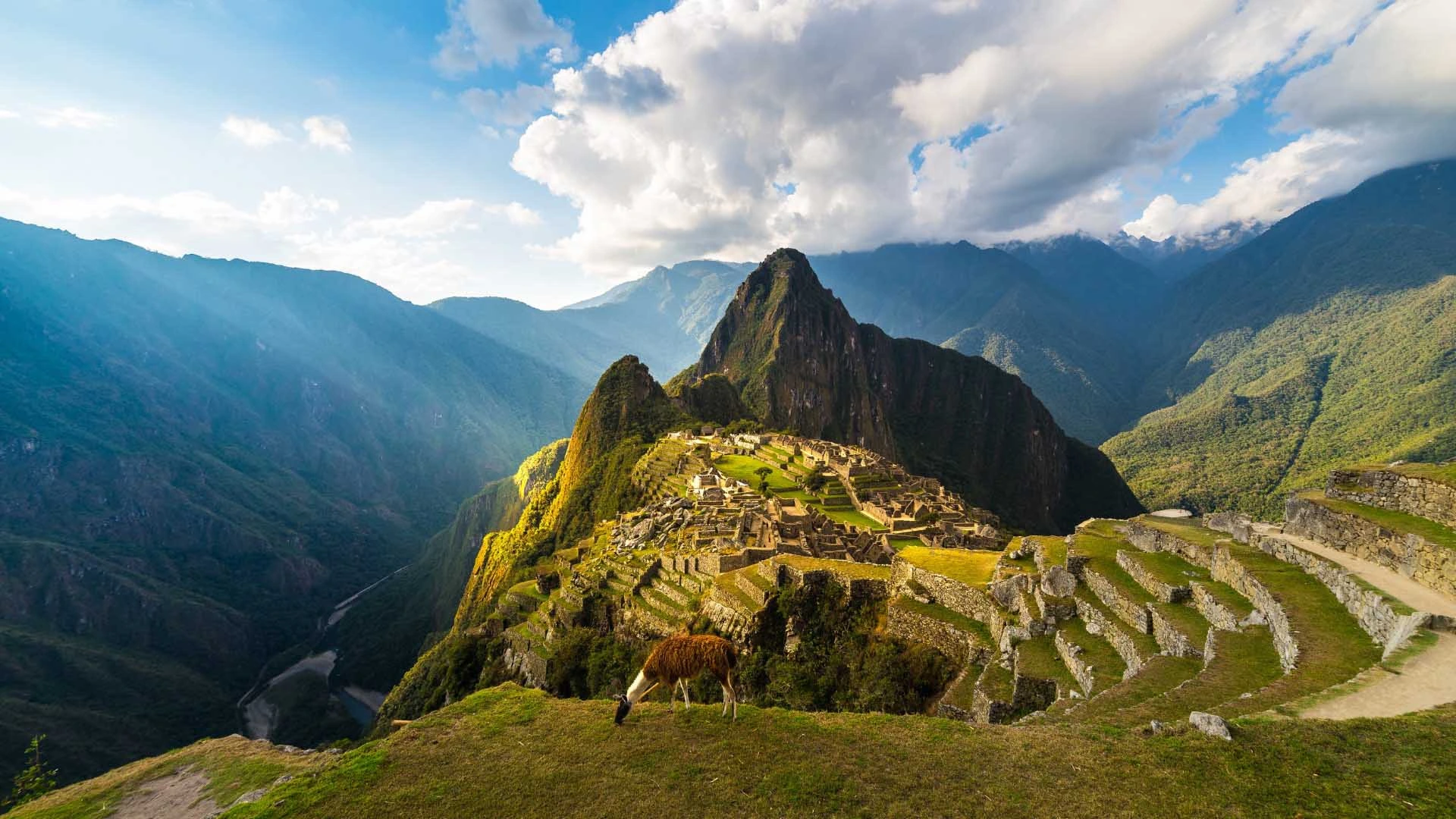 Machu Picchu entre las montañas de los Andes
