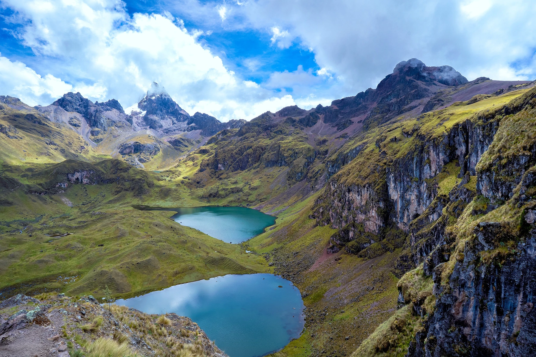 Lagunas y montañas del itinerario de Lares